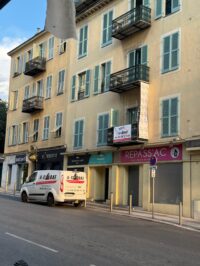 Camion AC BAT devant un immeuble en rénovation