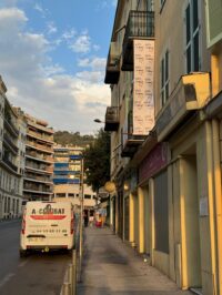 Chantier AC BAT dans une rue, camion et bâche de façade
