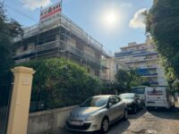 Immeuble sous échafaudage AC BAT, chantier de ravalement