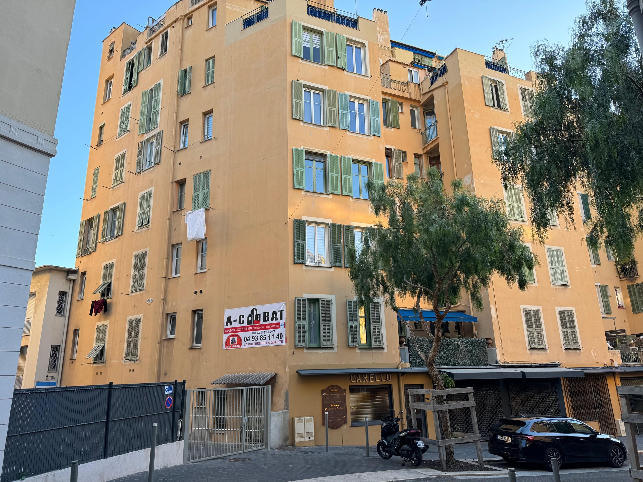 Façade d'immeuble en rénovation par AC BAT