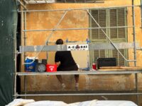 Peintre AC BAT sur échafaudage, ravalement de façade